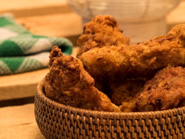 electric-skillet-fried-chicken-in-the-kitch