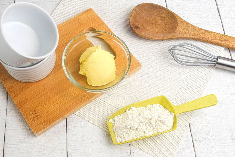 Roux ingrediënten op een snijplank: boter en bloem.