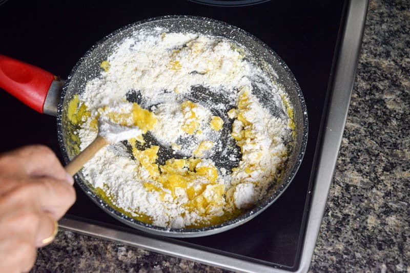 フライパンに小麦粉と溶かしバター。