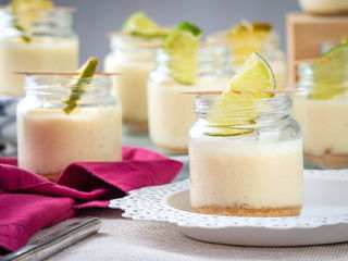 Iced lemon mousse in mini jars with lemon slices.