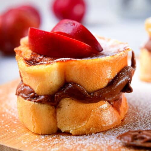 French toast stuffed with Nutella and topped with apples and icing sugar.