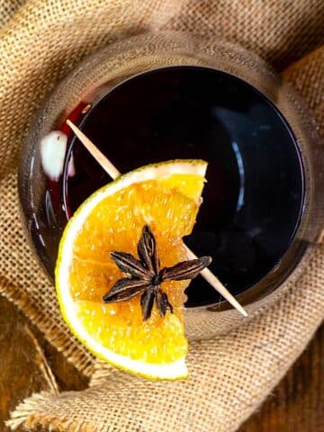 Cinnamon orange glögg in wine glass.