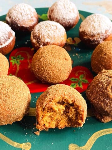 Gingerbread cake pops/balls on decorated plate.