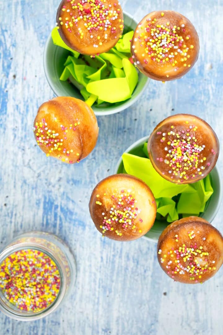 How to Make Cake Pops with Cake Mix - In the Kitch