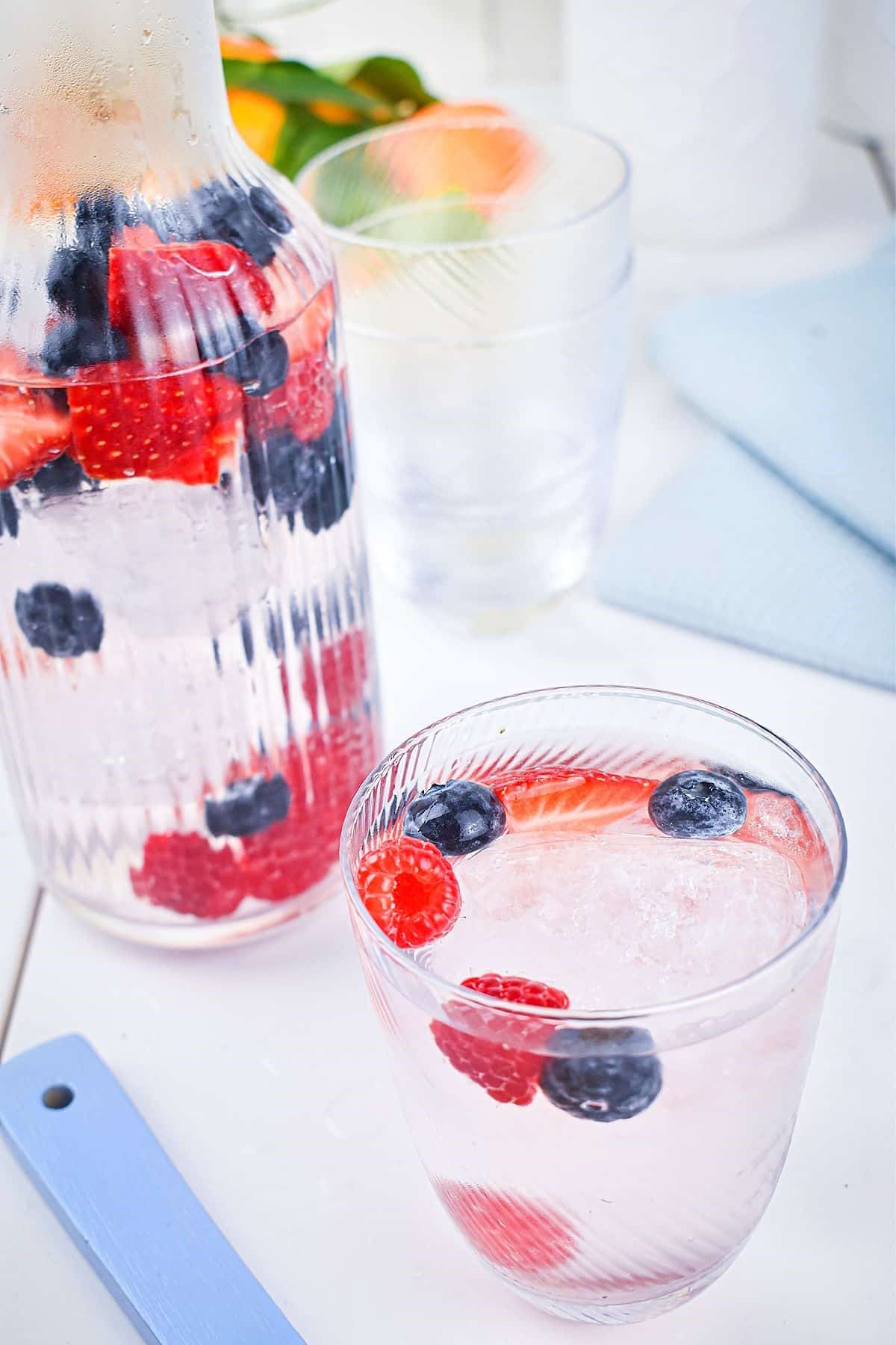 https://inthekitch.net/wp-content/uploads/how-to-make-fruit-infused-water-mixed-berry.jpg